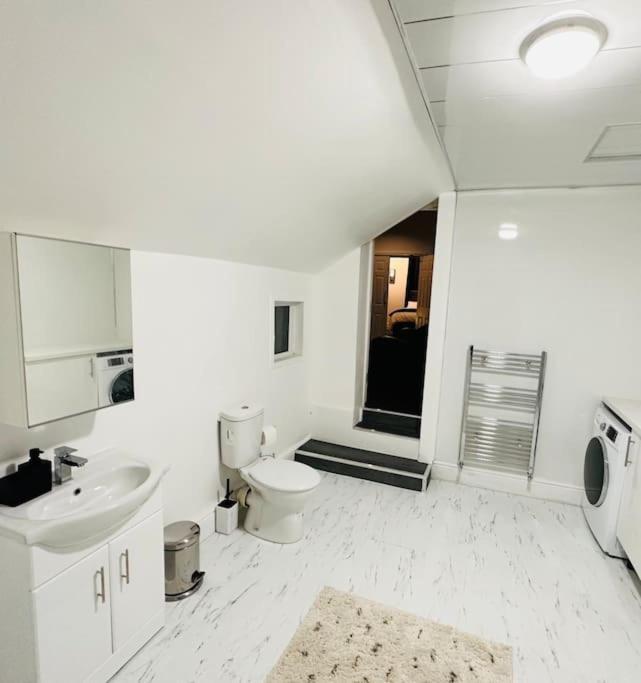 Bespoke 2 Bedroom Apt Derby City ภายนอก รูปภาพ